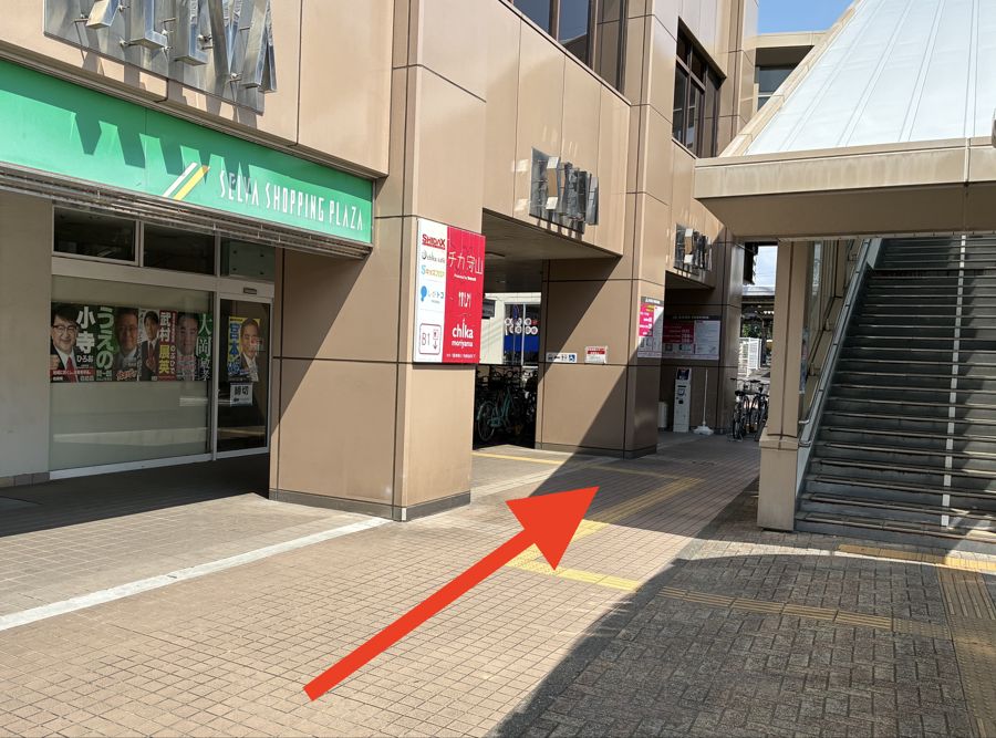 1階からのアクセス STEP2 セルバ守山の入口