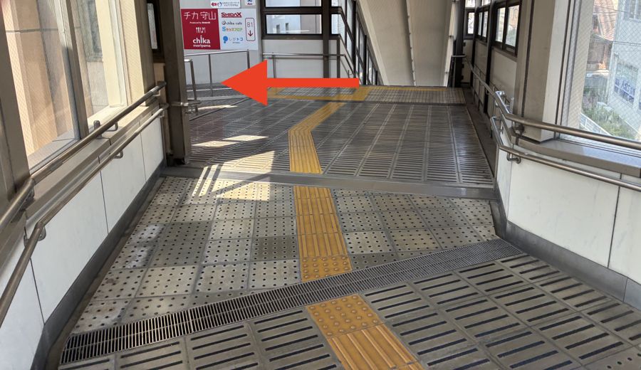 2階からのアクセス STEP3 通路を進みコミュニティホールの入口へ