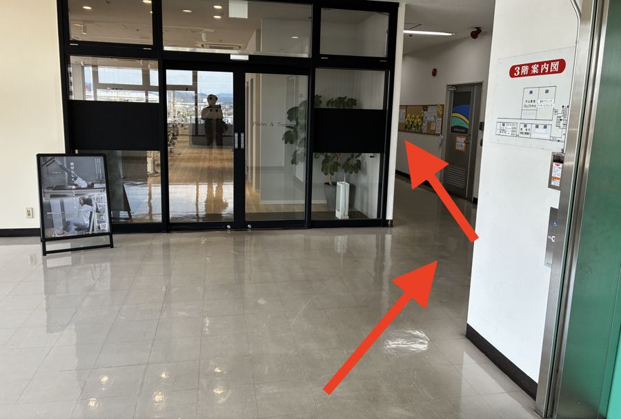 3階からのアクセス STEP1 エレベーターを降りて案内表示に従って進む
